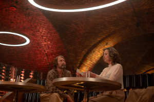 El vecino desconocido (Mads Mikkelsen) junto a Laverne (Sigourney Weaver)