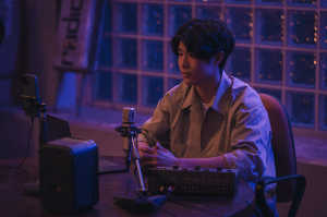 Kang (Jae Woo Yang) radiando su programa a trav�s de internet