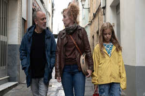 De izquierda a derecha: Luis (Javier Gutiérrez), Carmen (María Vazquéz) y su hija Noa (Lola López Rodríguez) De izquierda a derecha: Luis (Javier Gutiérrez), Carmen (María Vazquéz) y su hija Noa (Lola López Rodríguez)