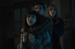 Abby (Piper Rubio) sujetada por el exguarda de seguridad Mike (Josh Hutcherson), junto a Vanessa (Elizabeth Lail)