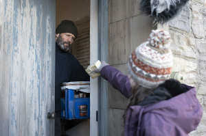 Mason (Jason Statham) recibe los alimentos que normalmente le trae Jessie (Bodhi Rae Breathnach)