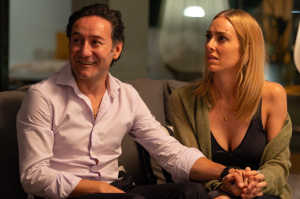 Javi (Carlos Santos) junto a Elena (Kira Mir�)