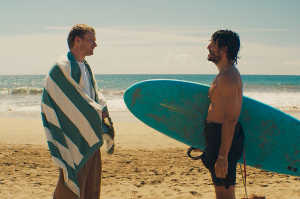 Harry (Freddie Dennis) a la izquierda e Iv�n (Jaime Zatarain) con una tabla de surfista