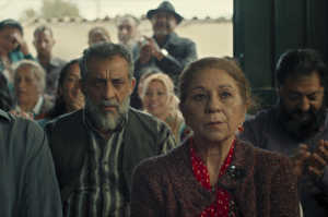La Chusa (Lolita Flores) junto al resto de su comunidad La Chusa (Lolita Flores) junto al resto de su comunidad