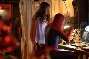 MJ (Zendaya) junto a Spider-Man (Tom Holland)