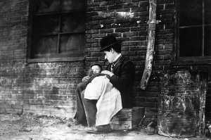 El vagabundo (Charles Chaplin) con el ni�o reci�n encontrado en la calle