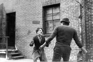 Charles Reisner haciendo de hermano bravuc�n junto a Chaplin